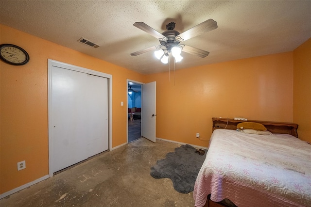 bedroom featuring ceiling fan, a textured ceiling, and a closet