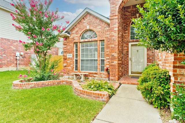 property entrance with a yard