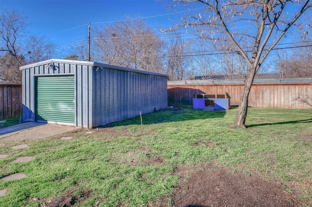 view of yard featuring an outbuilding