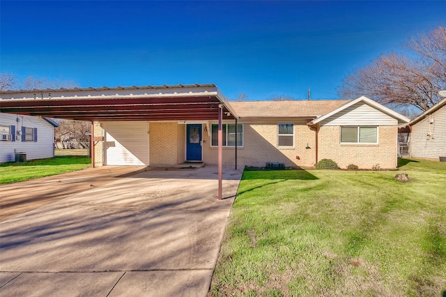 view of front of home featuring a carport and a front yard