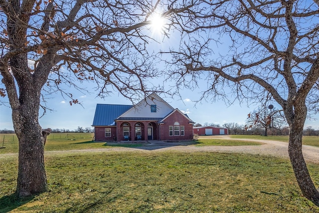 view of front of property featuring a front yard