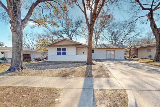 ranch-style house with driveway