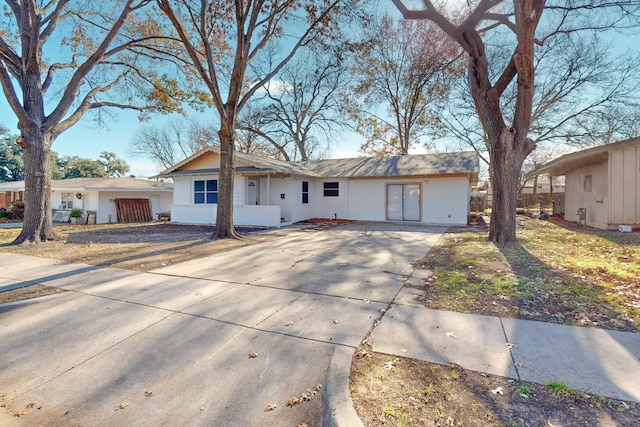 single story home with driveway