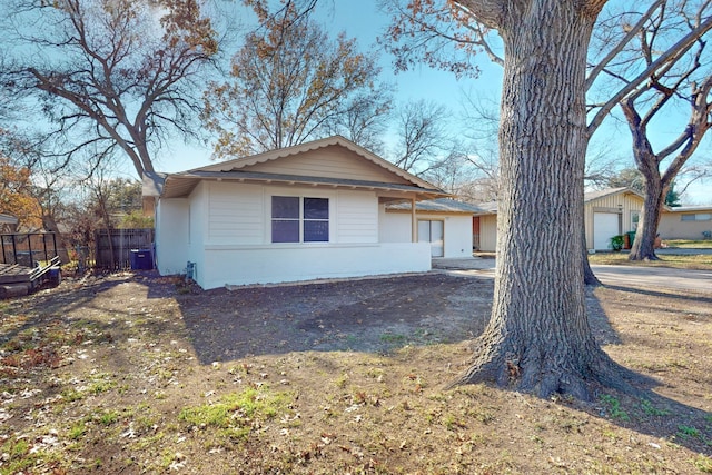 view of front facade with a front lawn