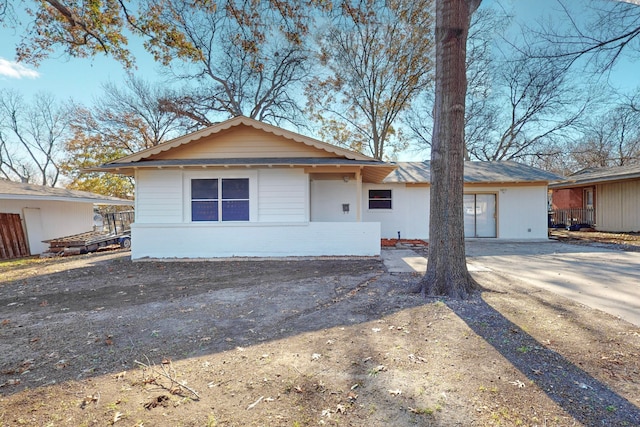 view of front of property with driveway