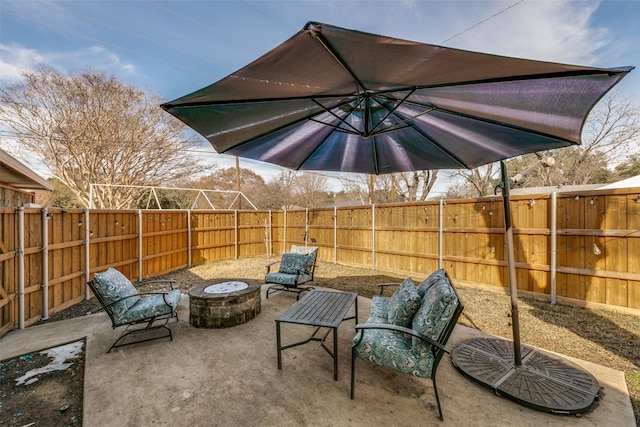 view of patio featuring a fire pit