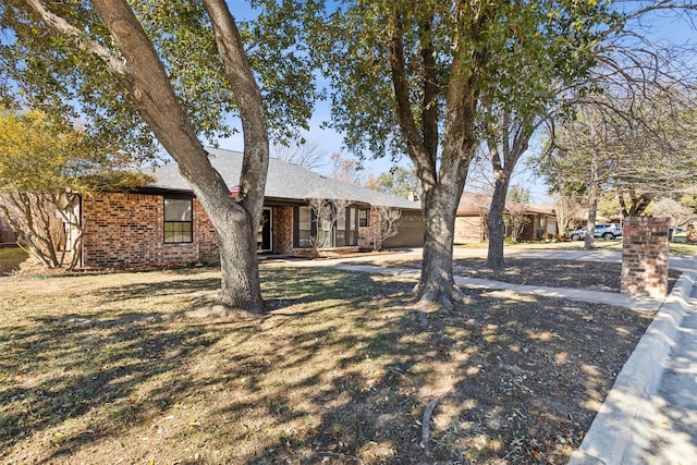 ranch-style house featuring a front lawn