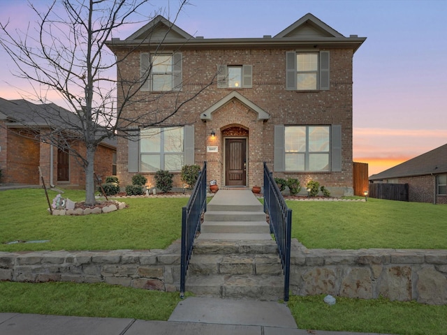 view of front of property featuring a yard