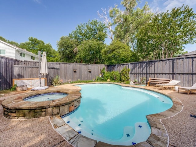 view of pool featuring an in ground hot tub