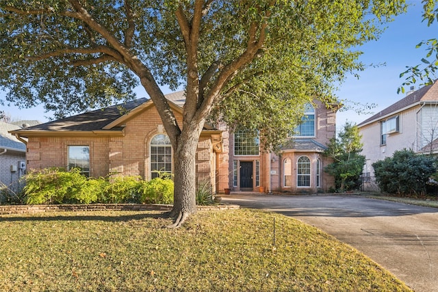 view of front facade featuring a front lawn