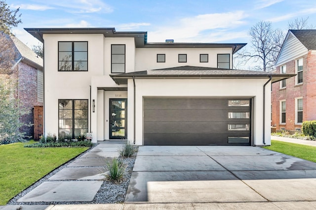 view of front of house featuring a front lawn and a garage