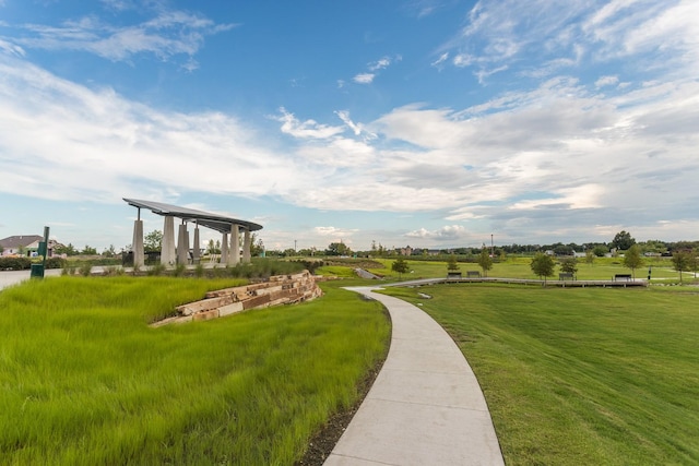 view of property's community featuring a lawn