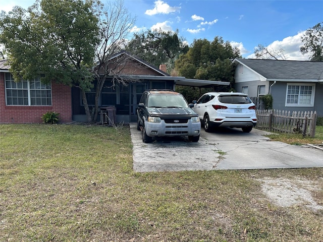 view of front of house with a carport and a front yard