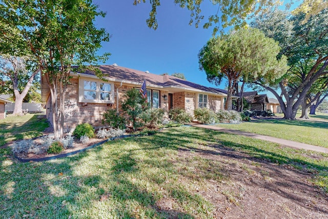 single story home with a front lawn