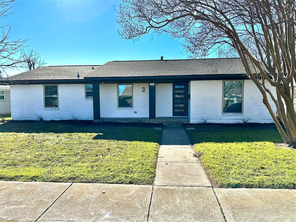 ranch-style home with a front yard