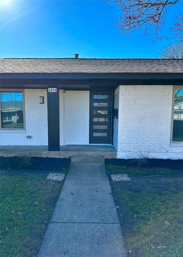 entrance to property featuring covered porch