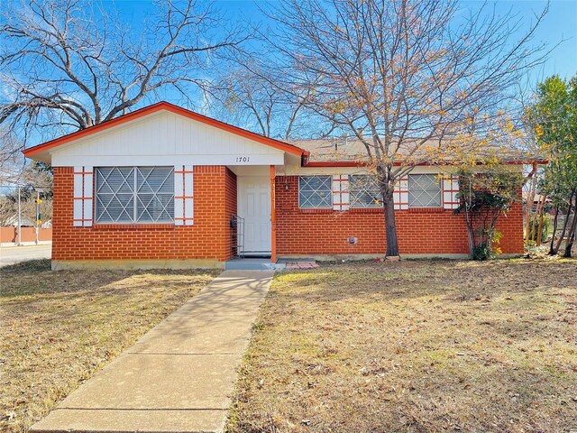 view of front of home with a front yard