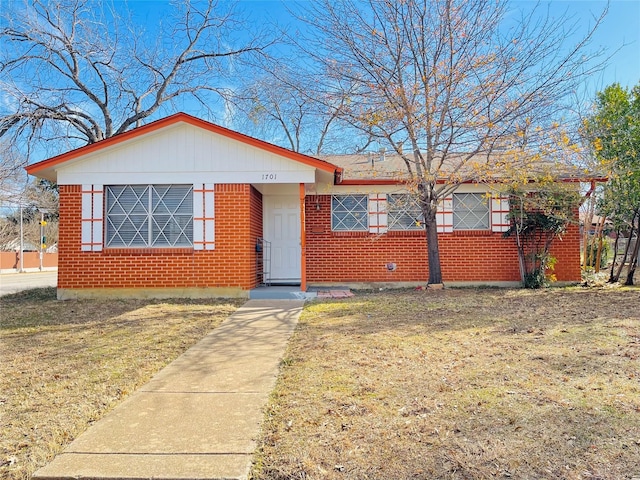 view of front of home with a front lawn