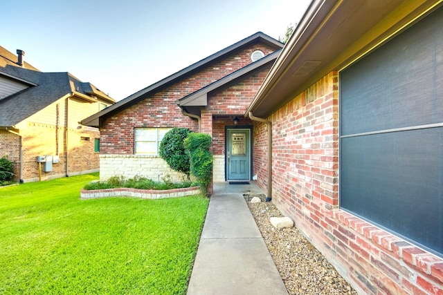 property entrance featuring a yard