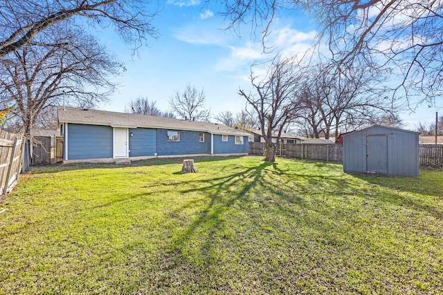 view of yard featuring a shed