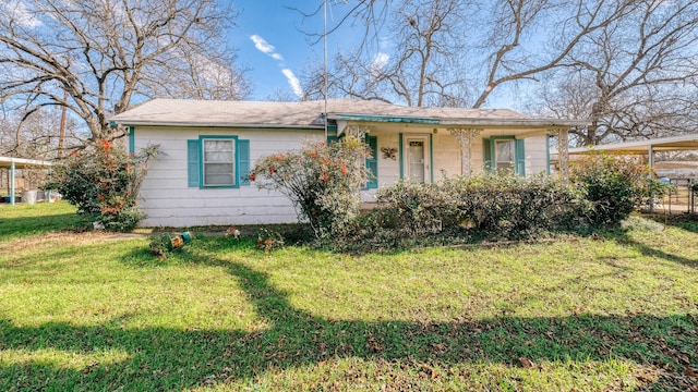 view of front facade with a front lawn