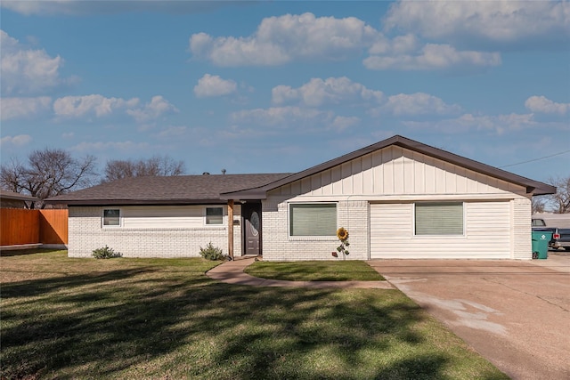 single story home featuring a front lawn