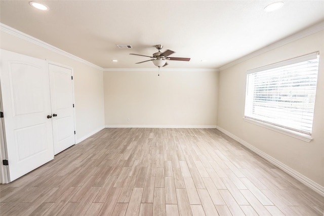 unfurnished room featuring light wood-type flooring, ceiling fan, and crown molding