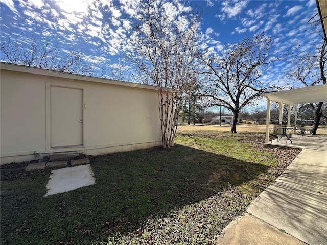 view of yard featuring a patio