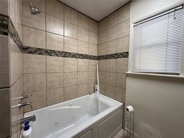 bathroom with tiled shower / bath