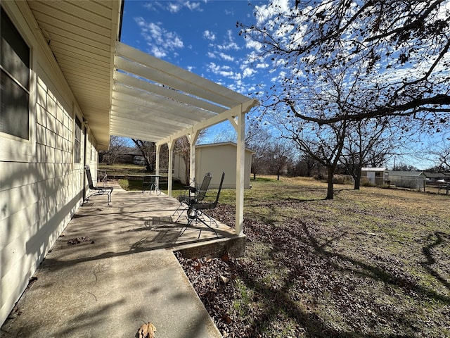 view of yard featuring a pergola and a patio area