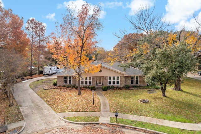 single story home with a front lawn