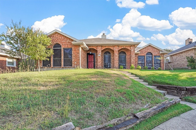 single story home with a front lawn