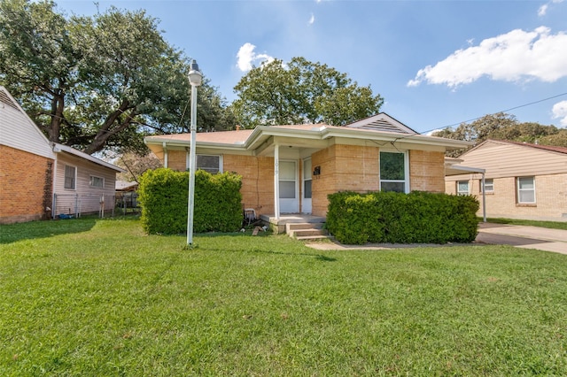 view of front of home featuring a front lawn