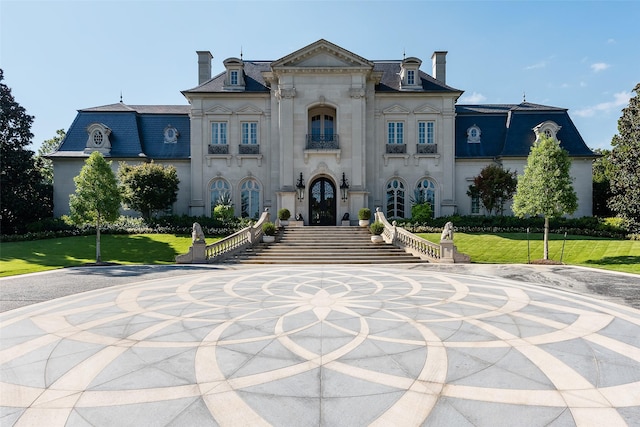 view of front of house with a front lawn