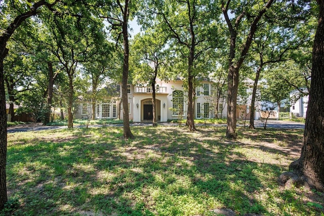 view of front of house featuring a front lawn