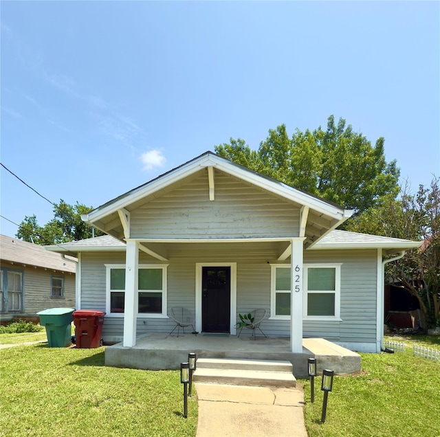 625 S Montgomery St, Sherman, TX 75090 - bungalow featuring a porch and a front yard