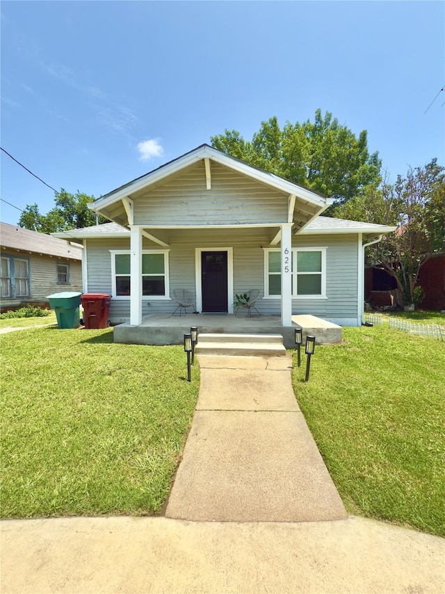 625 S Montgomery St, Sherman, TX 75090 - bungalow-style house with covered porch and a front yard