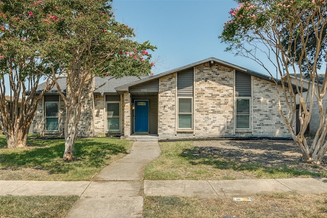 view of front facade featuring a front yard