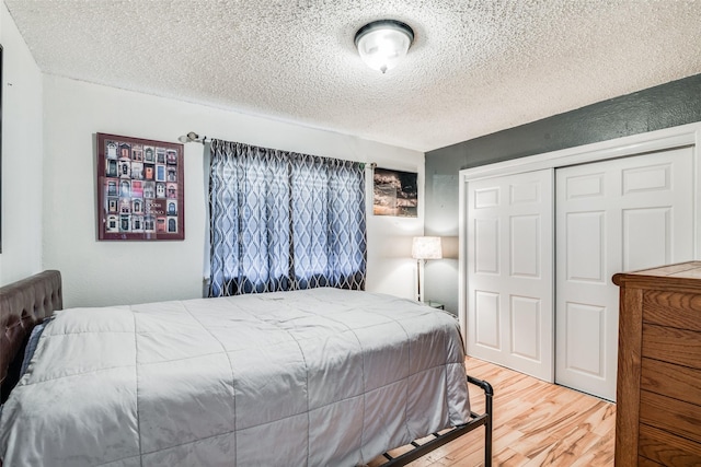 bedroom featuring a textured ceiling, hardwood / wood-style flooring, and a closet