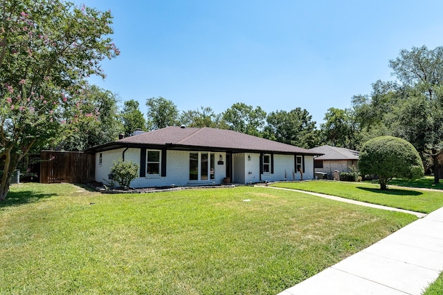 single story home featuring a front lawn