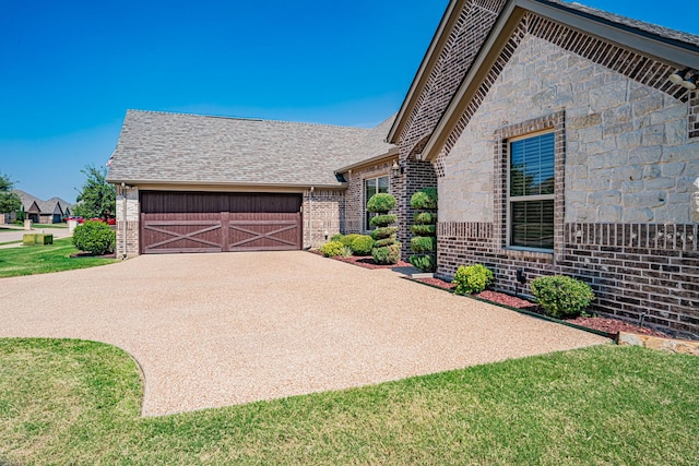 view of front facade featuring a front lawn and a garage