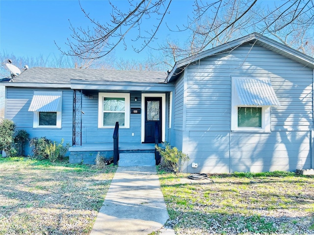 view of front of property featuring a front yard and covered porch