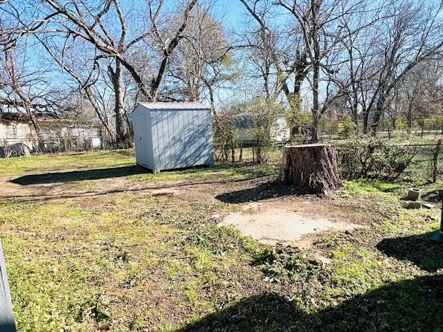 view of yard featuring a shed