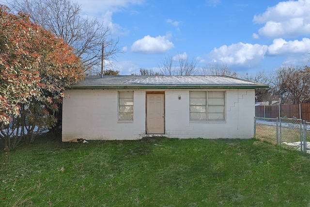 back of house featuring a lawn