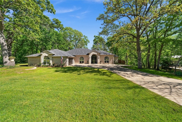 view of front of property featuring a front yard