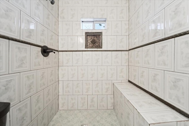 bathroom featuring a tile shower