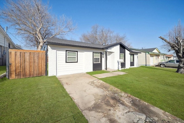 ranch-style home with a front yard