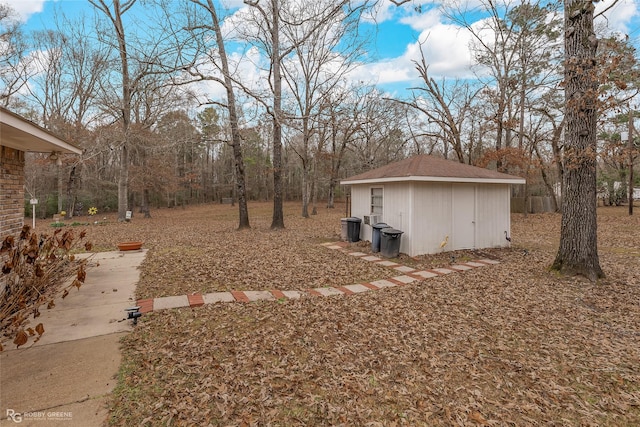 view of yard featuring a shed