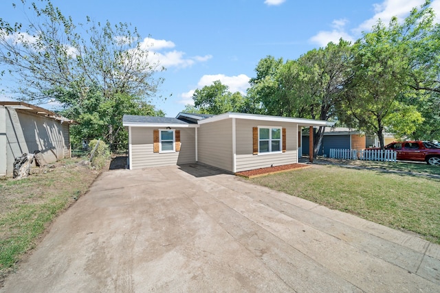 ranch-style home featuring a front lawn