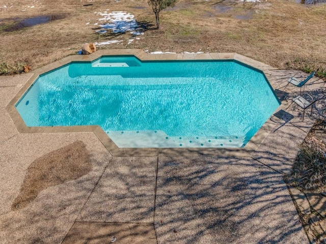 view of swimming pool